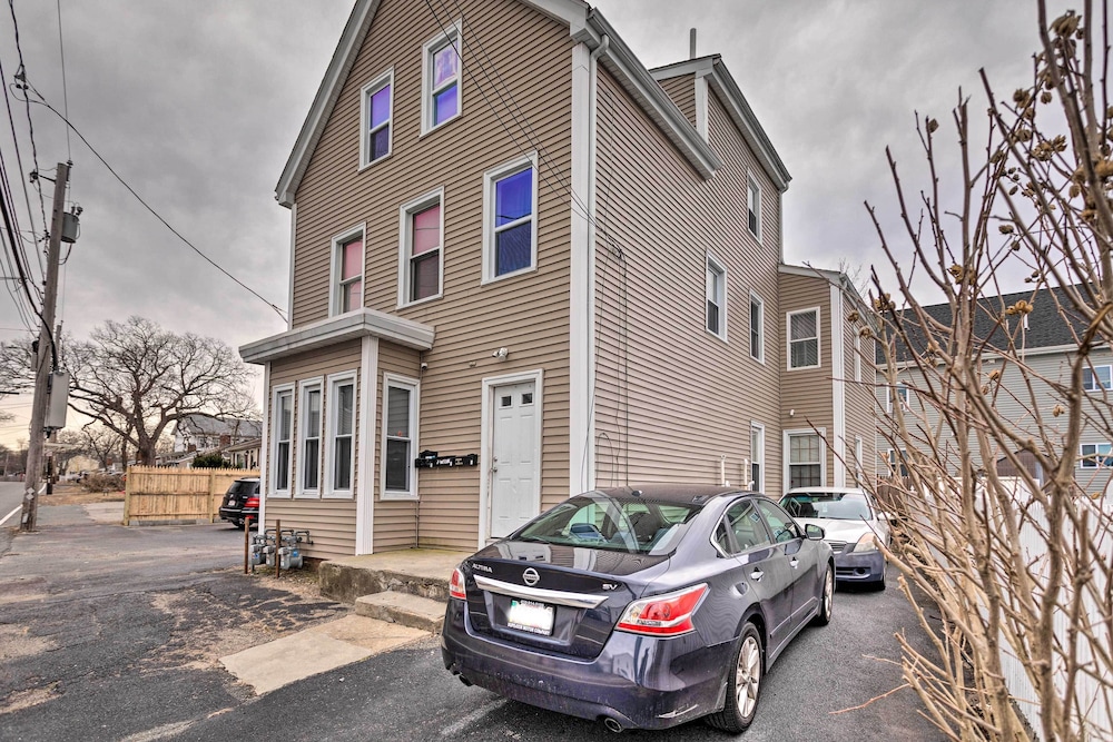 Cozy Third-story Apartment in Dtwn Brockton!