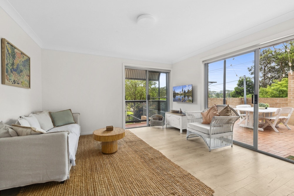 Bright Coastal Townhouse With BBQ & Courtyard