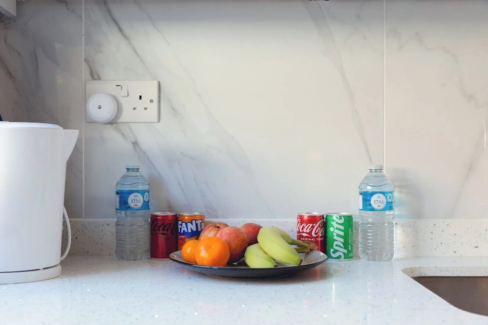 Crendon House Cosy Studio - Sleeps 2 & Kitchen