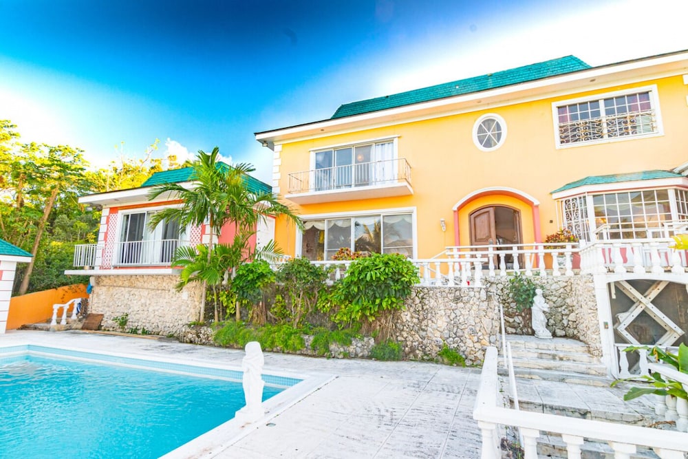Parrot Cottage at Love Beach Pool