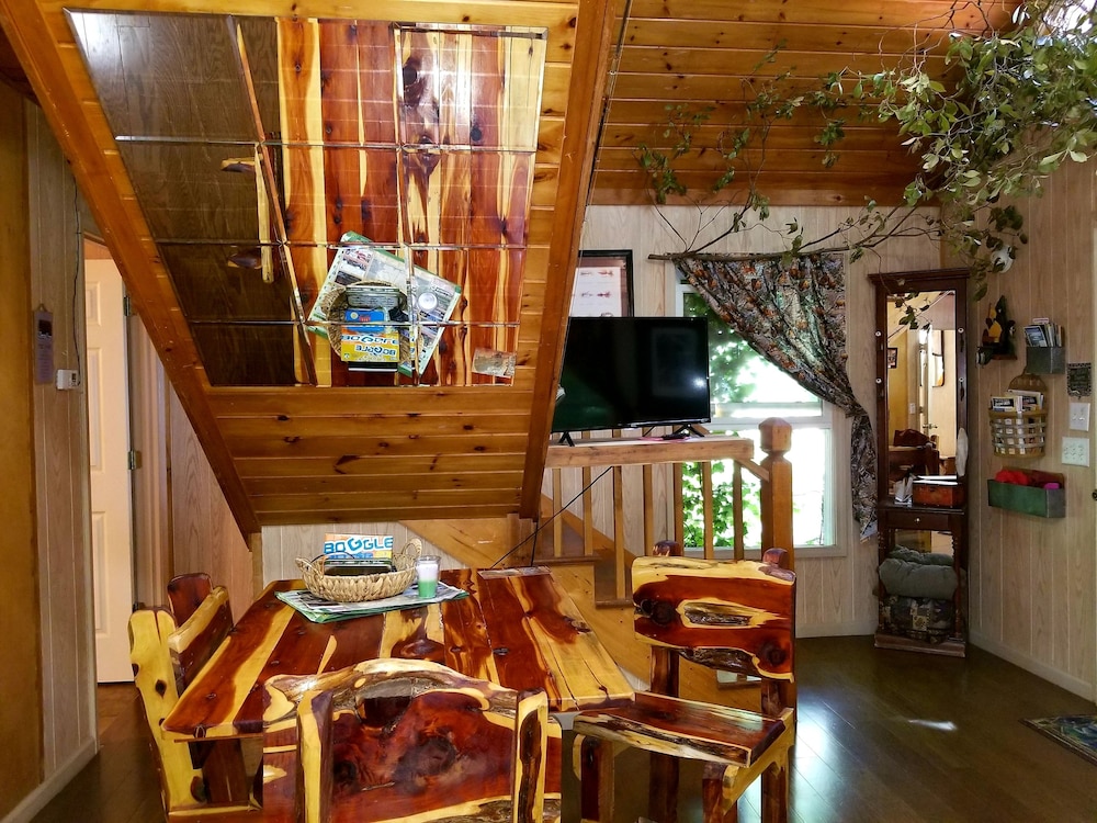 Bear Creek Lodge and Cabins in Helen Ga - Pet Friendly, River on Property, Walking Distance to downtown Helen