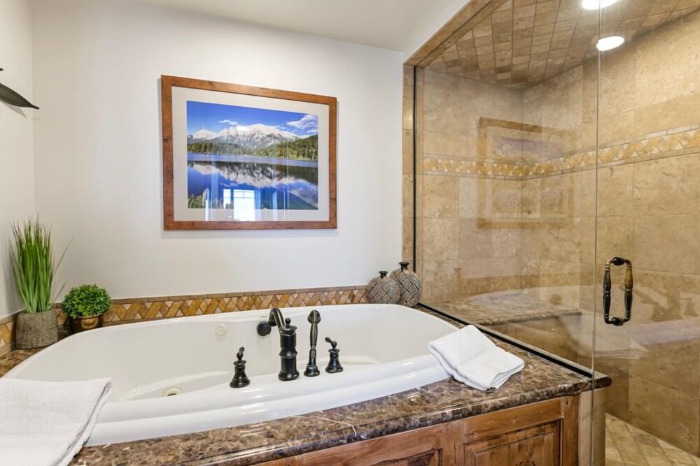 Grand Lodge - 3 Bedroom Deluxe #407 - Ski-in/out 3 Condo