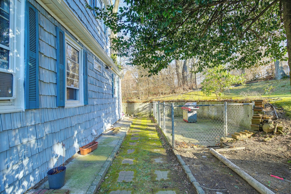 3 Mi to Downtown: Spacious White Plains Home