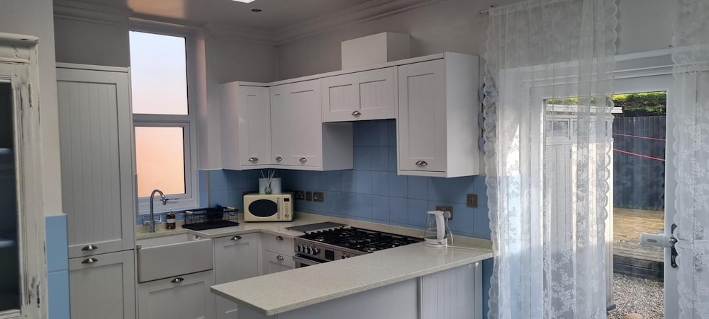 8 Guests - Free Parking - Full Equipped House