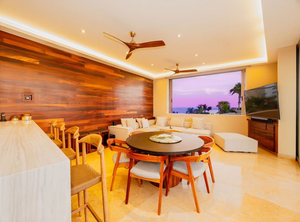 6 BR Huge Villa Steps To Beach Plus A Pool House