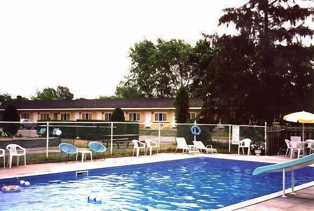 Gananoque Vacations - Gateway Motel - Property Image 2