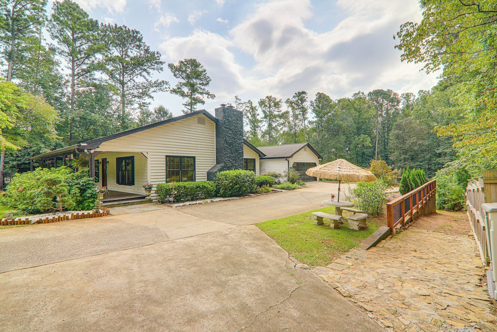 Stylish Country Living: Serene Suwanee Retreat!