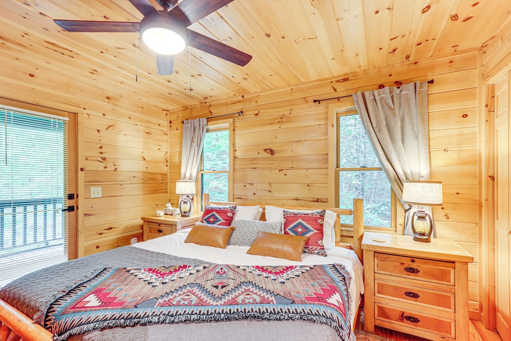 5 Mi to Dtwn Blue Ridge: Spacious Cabin w/ Hot Tub