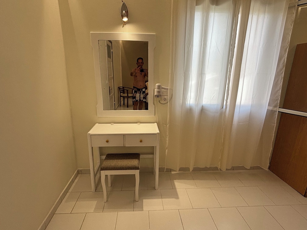 DOLPHIN APARTMENTS & STUDIOS