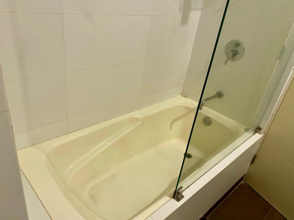 Apartment with Pool, Gym & A/C (507)