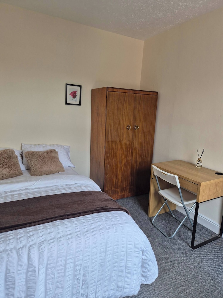 Spacious Large 4BR Home Train Station University