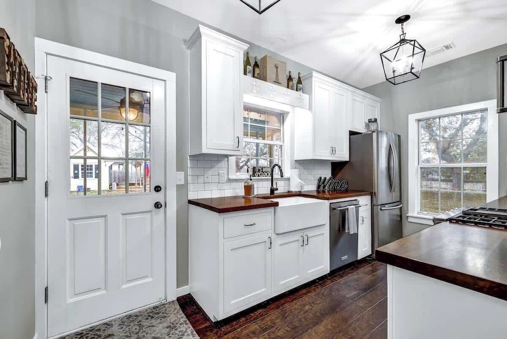 The Country Haus: Quaint Home 1 Mile From Downtown