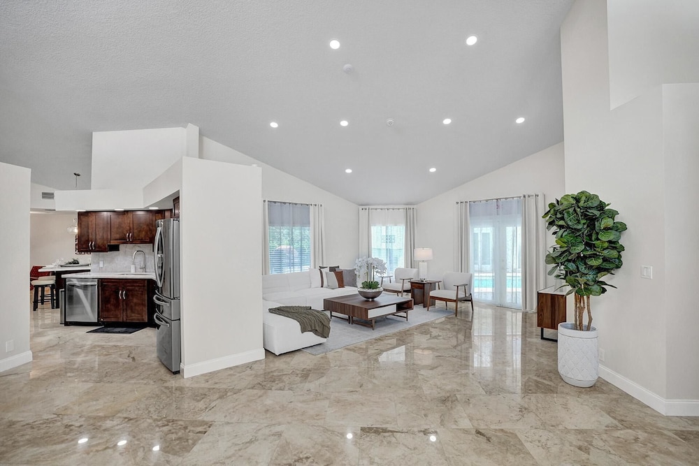 The Grand Luxe 8BR Villa w Pool and Basketball