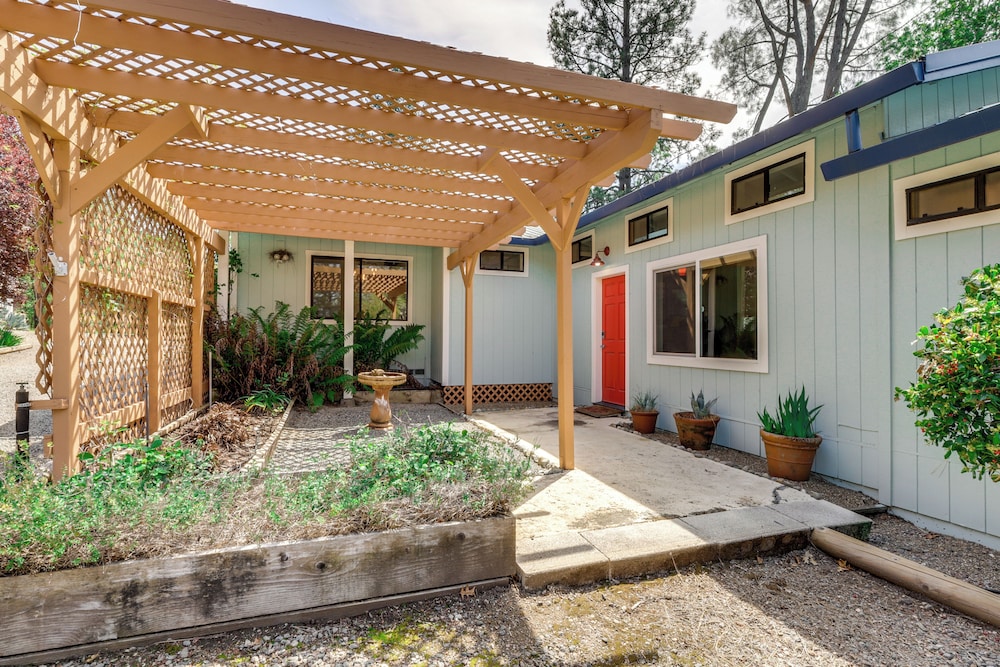 Pool & Deck: Wine Country Hideaway in Middletown!