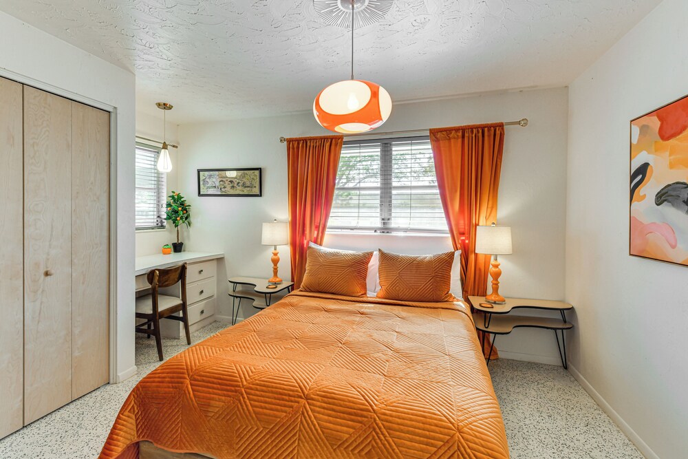 Lanai & Pet Friendly! Retro-chic Sarasota Home!