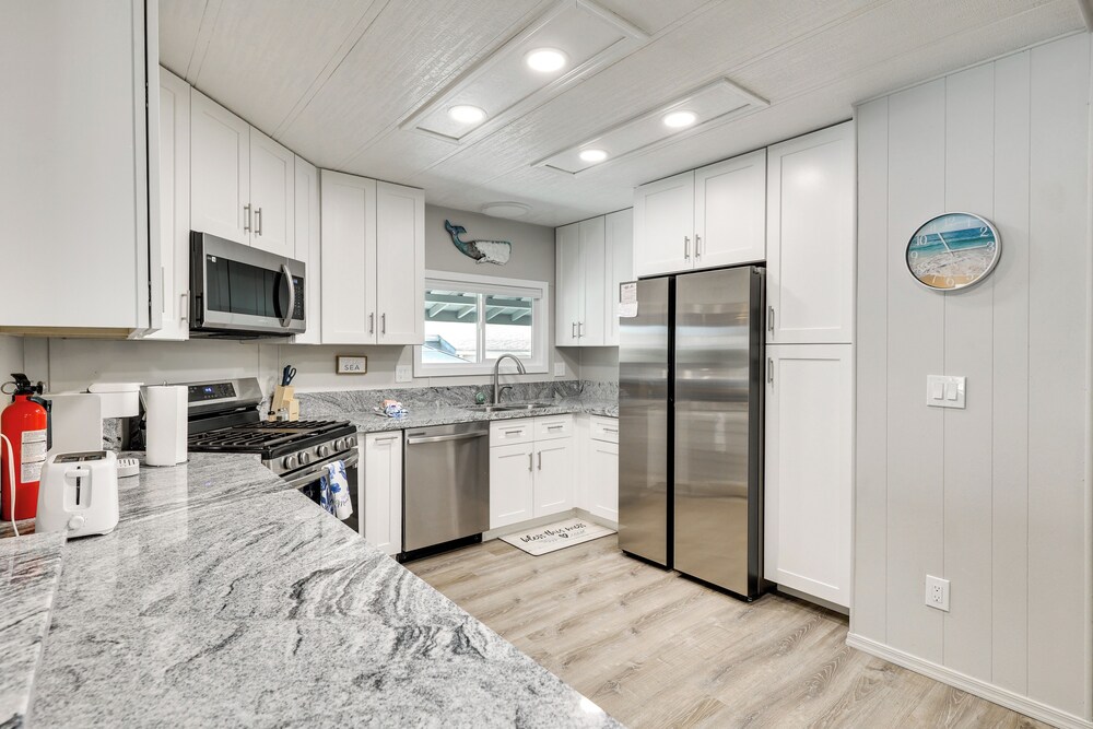 Colorado River Views: Waterfront Bullhead Home