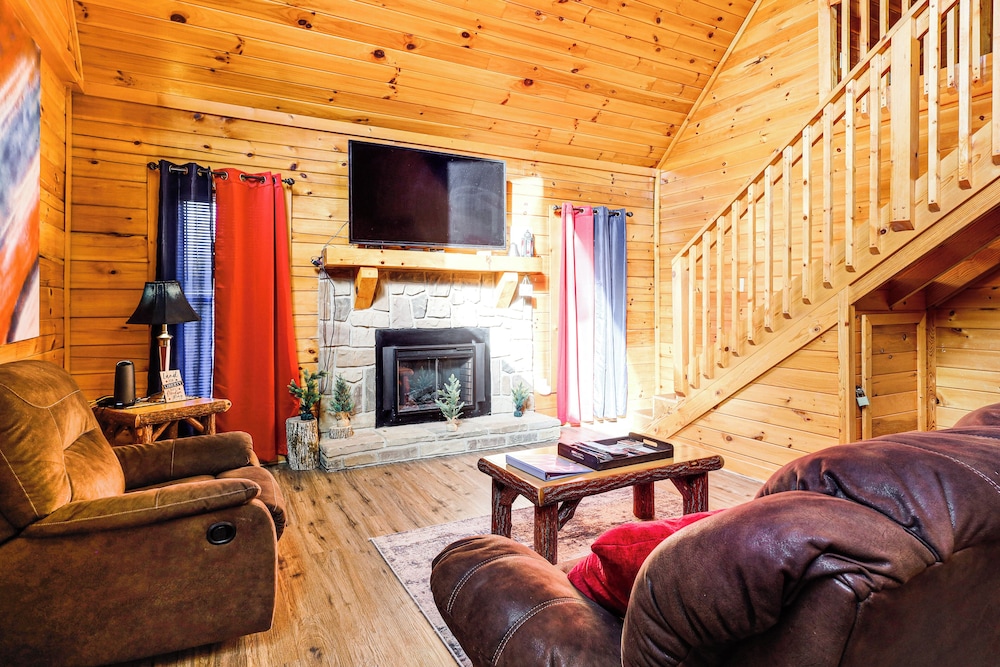 Cabin w/ Deck, Hot Tub & Douglas Lake Resort Perks