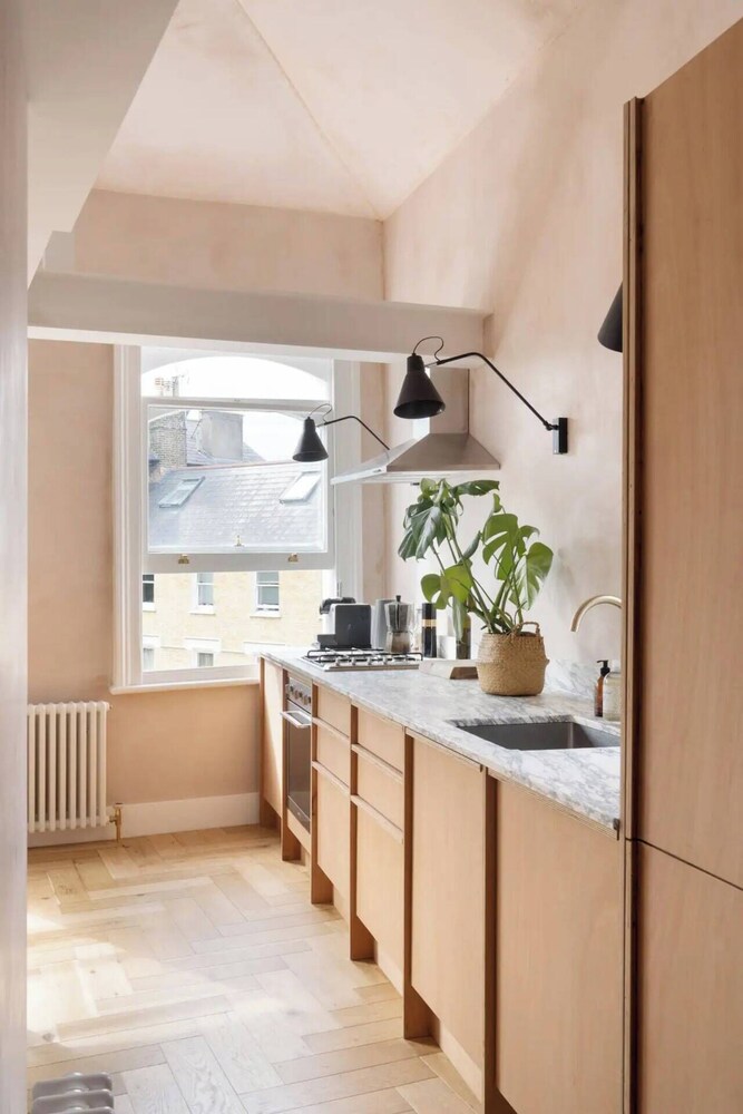 Rustic & Spacious 2BD Flat Near White City