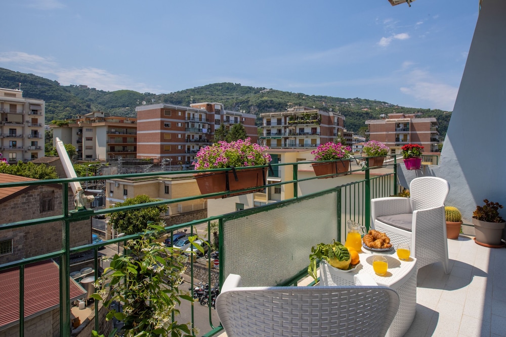 City Home In Sorrento With Balcony And View