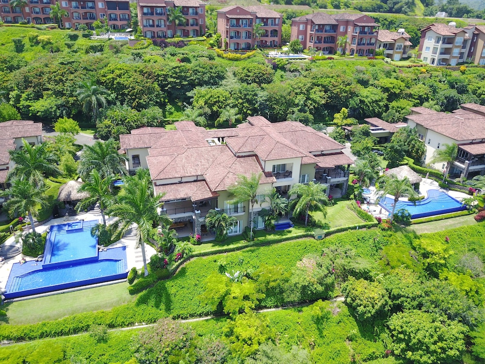 CR Luxury Los Sueños Condos