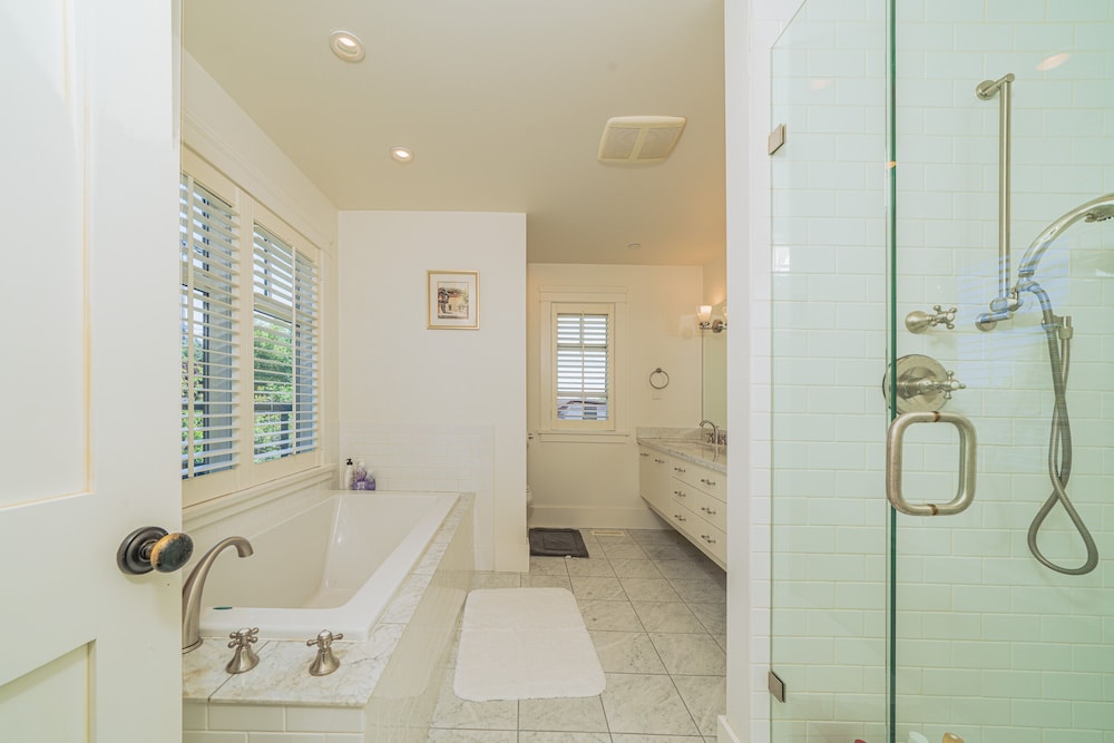 Elegant & Cozy Escape West Vancouver