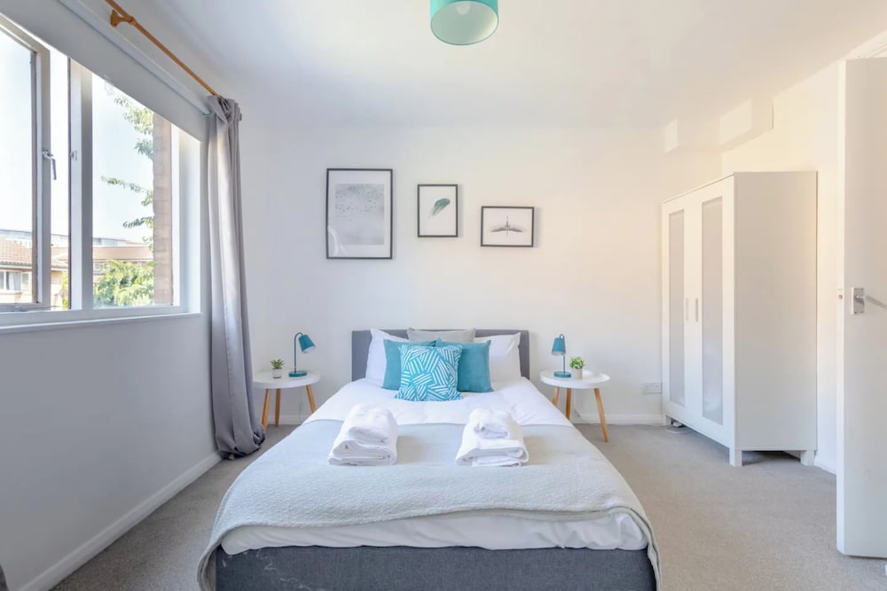 Lovely 4 Bed House w Garden, 1 Stop to Waterloo