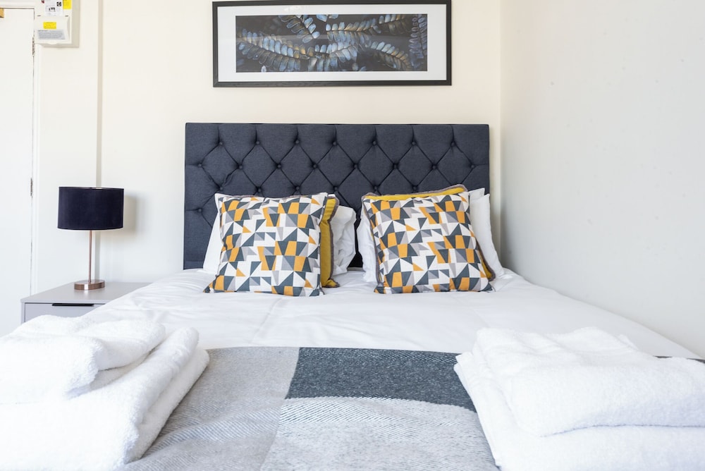 Apt 856 Chelsea Cloisters Sloane Avenue