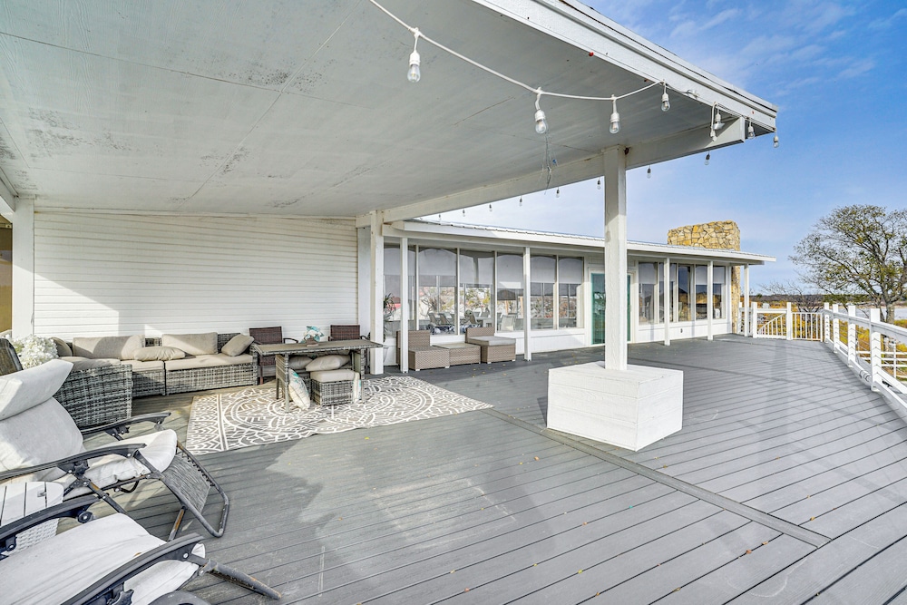 Lakefront Runaway Bay Retreat w/ Private Dock