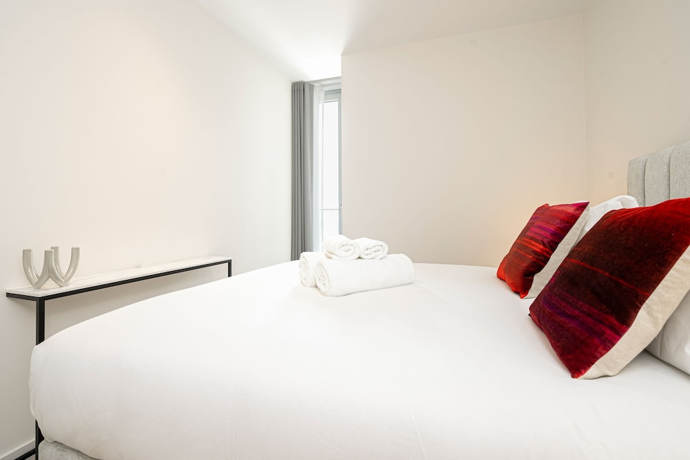 Sensational Two-bedroom Apartment by the River