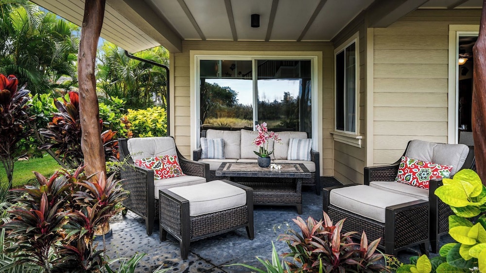 Spacious Ground Floor End Unit - Walk to Beach & Shopping - Vrkcv