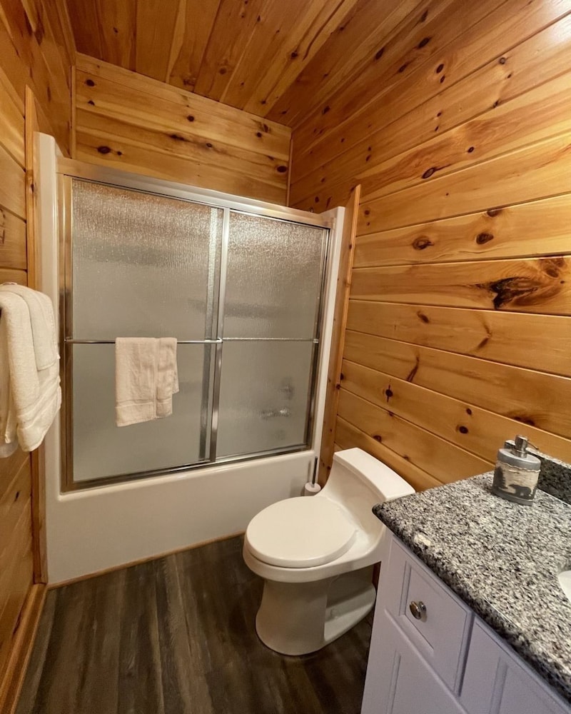 Nature lovers dream! Steps from fishing plus 140 acres of hiking! 4 Bedroom Home by RedAwning view 5