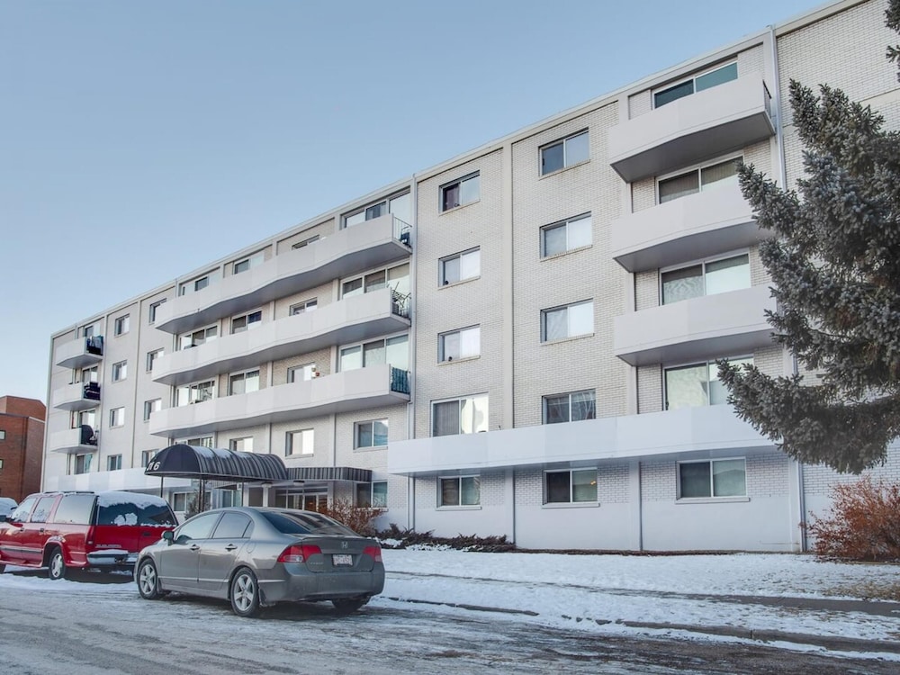 Gorgeous 2Br Condo w Parking Patio Coffee