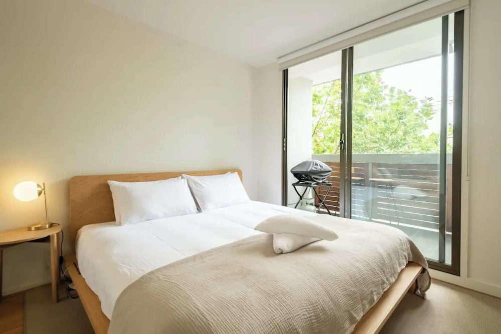 Charming 1BR in Fitzroy w/ Parking, Pool, + Gym!