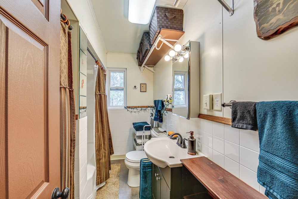 Rustic Chic Retreat: 4 Mi to Kennywood!