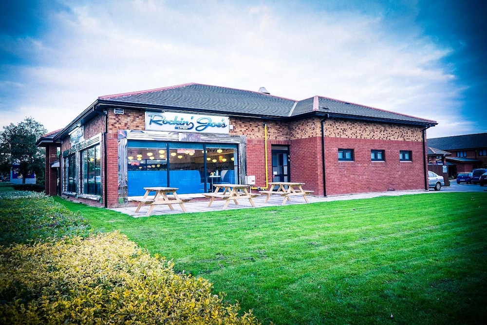 Waterford Vacations - Travelodge Waterford - Property Image 2