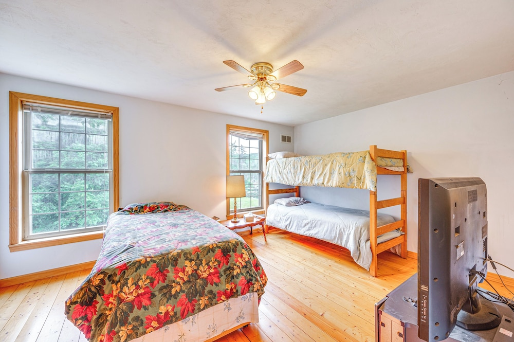 5 Mi to Jay Peak Resort: Cabin w/ Pond Access!