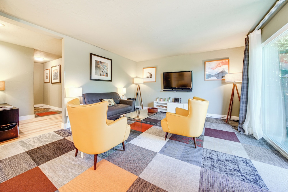 Modern Home Between Seattle, Tacoma & SEA Airport