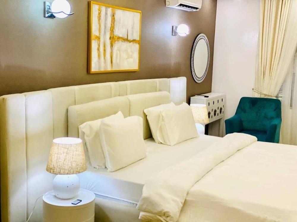 Shortlethomes- Renee's Luxury Apartments