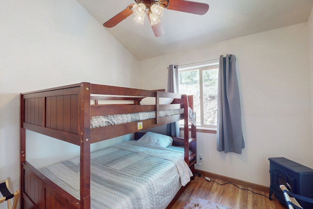 3 BR Cabin w/ Hot Tub, Large Deck & Wifi