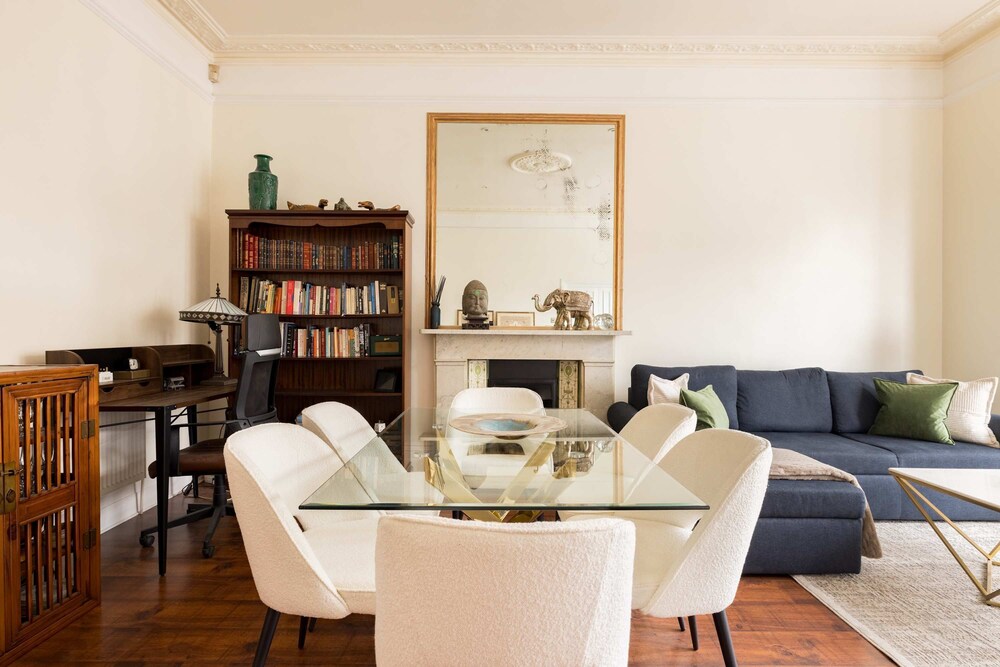Light-filled 2-bedroom Chelsea Apartment