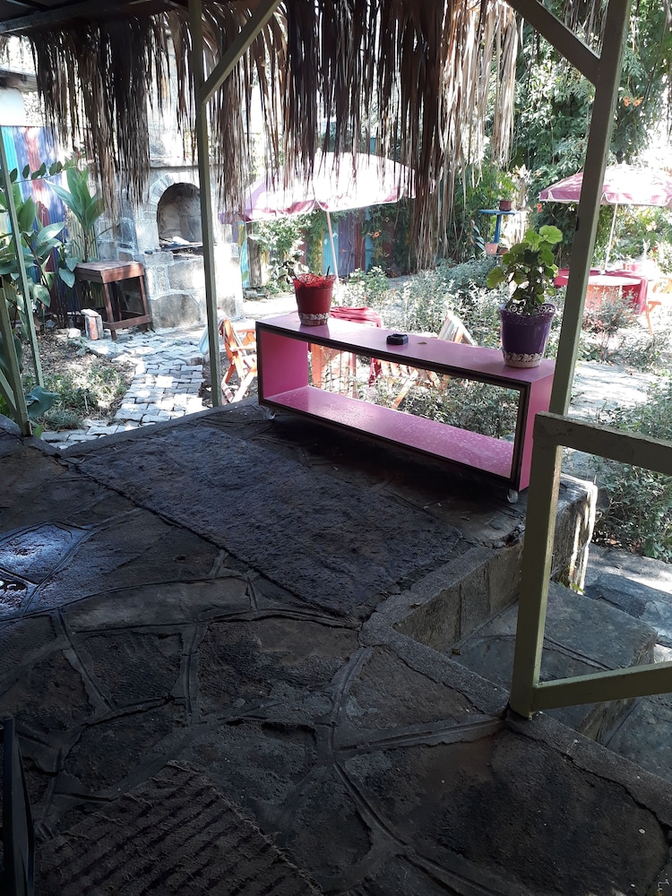 Side Tuana Garden Home