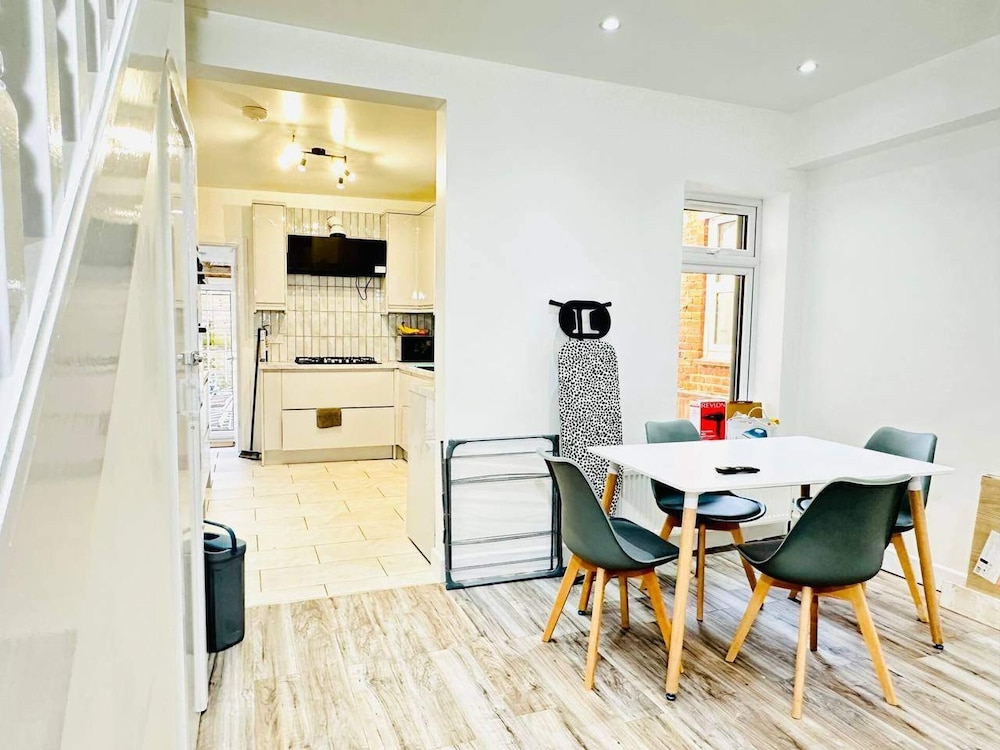 Southsea 5-bed Seaside Retreat- Sleeps 11 & Garden