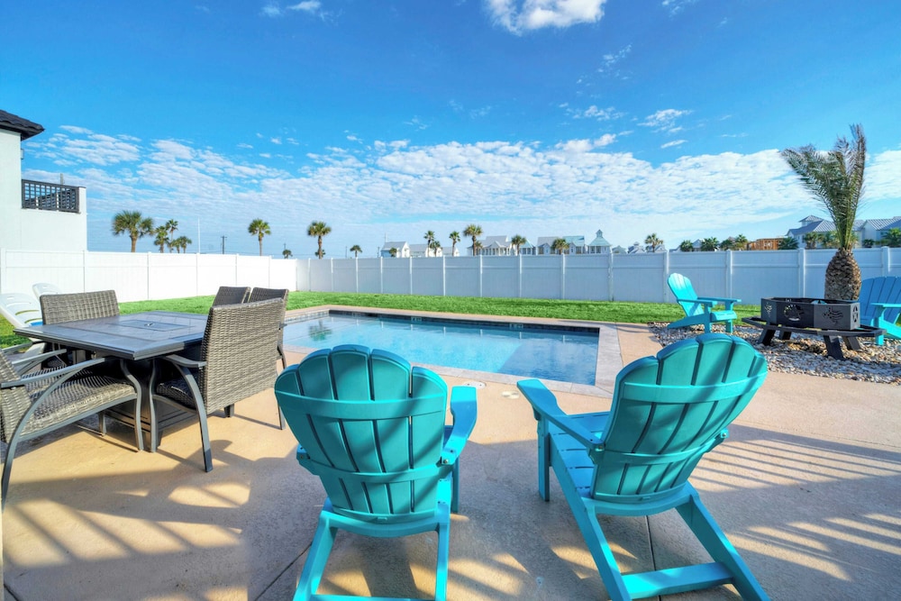2 Homes, Sleeps 22 Steps to the Beach, Private Pool, Fire Pit, Balcony Views