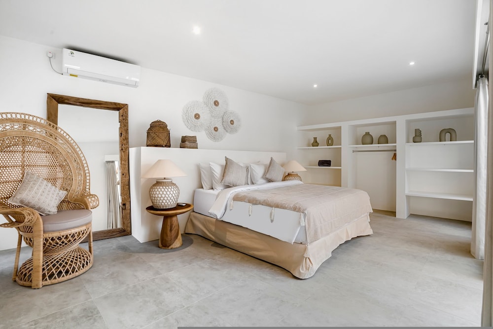 A Casa Di Renucci by Alfred in Bali - Brand New Stunning 5BR Villa Near Seminyak Beach