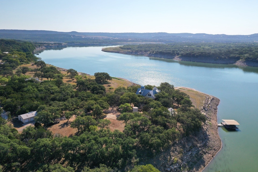 Luxury Lakefront Escape on Lake Travis