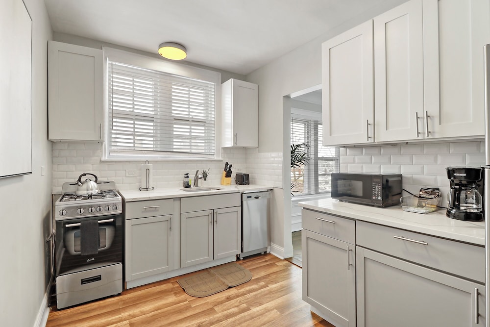 Chic 2BR Apt in Skokie - Elm 3A