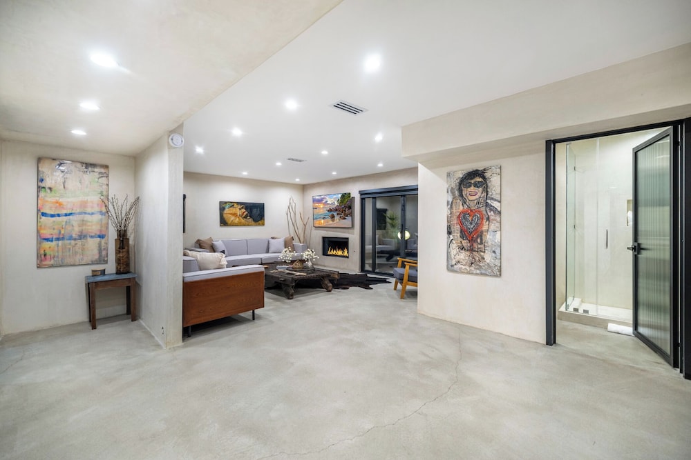 Del Campo Villa - 4BR Woodland Hills Gem With Pool and Cabana