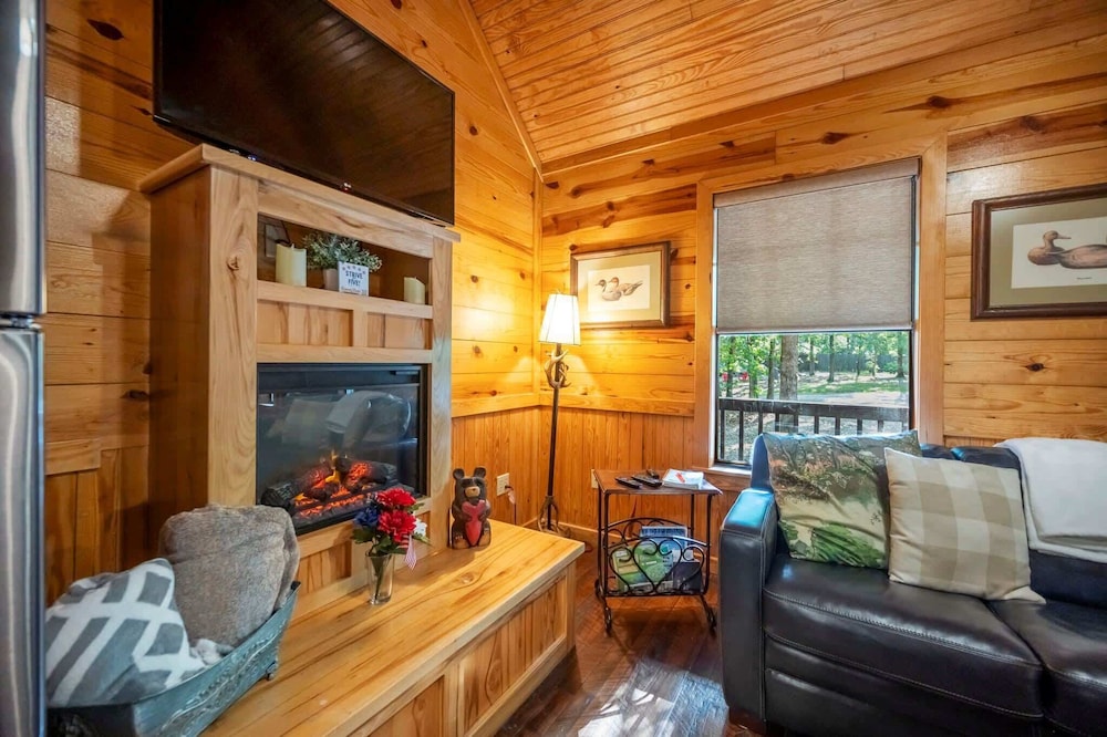 Sunset Ridge Cozy Cabin for 6