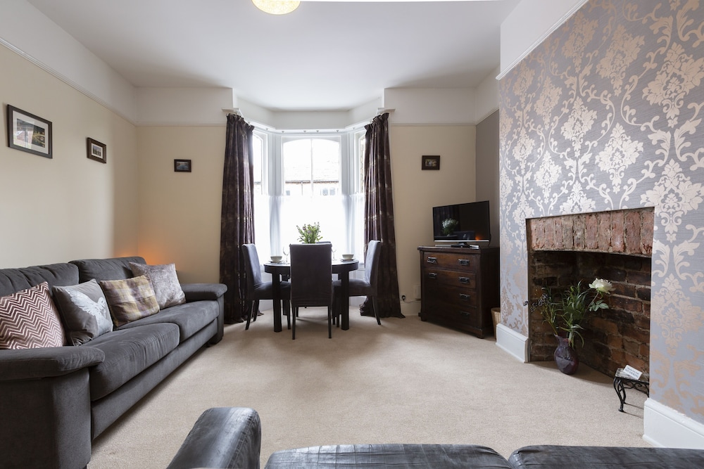 Apartment 32