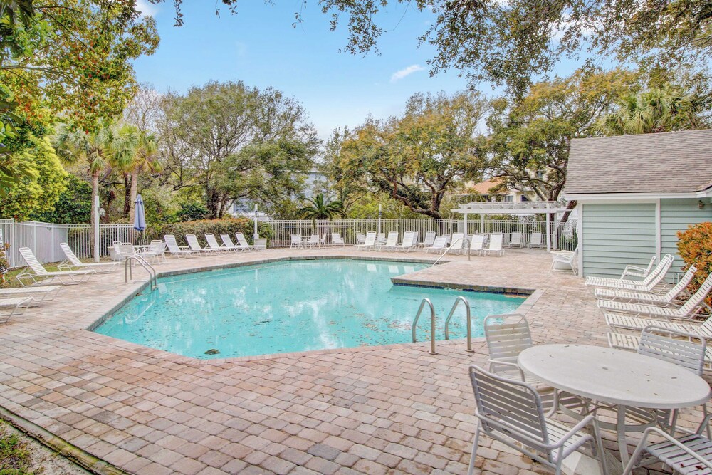 Steps to Beach & Pool Screened Porch Pelican Bay 45 at Wild Dunes Resort